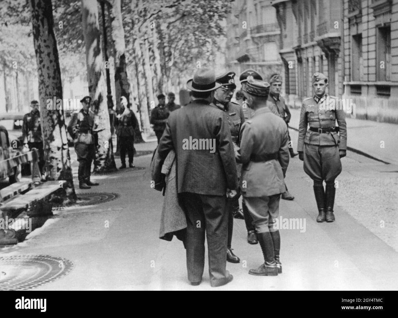 Second World War, Franco-German Armistice Commission: General Charles Huntziger (right), Chairman of the French Armistice Delegation, in conversation with a German officer in Paris. [automated translation] Stock Photo