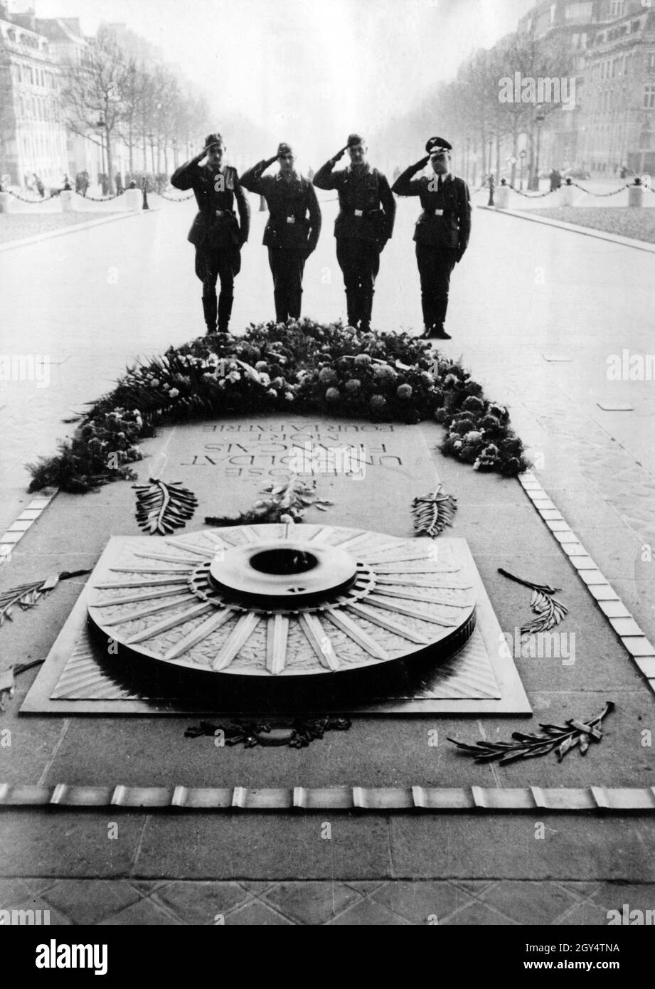 Soldiers of the German Wehrmacht salute at the Tomb of the Unknown Soldier under the Arc de Triumph in Paris. [automated translation] Stock Photo