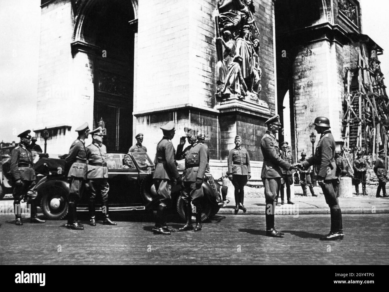 Wehrmacht arc de triomphe 1940 Black and White Stock Photos & Images ...