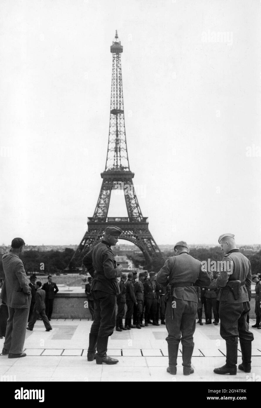 German soldiers front eiffel tower Black and White Stock Photos ...