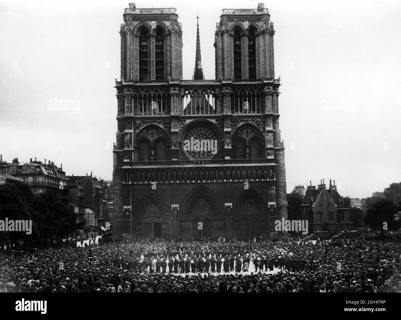 World War II: German military concert in front of Notre-Dame Cathedral in  occupied Paris. [automated translation] Stock Photo - Alamy
