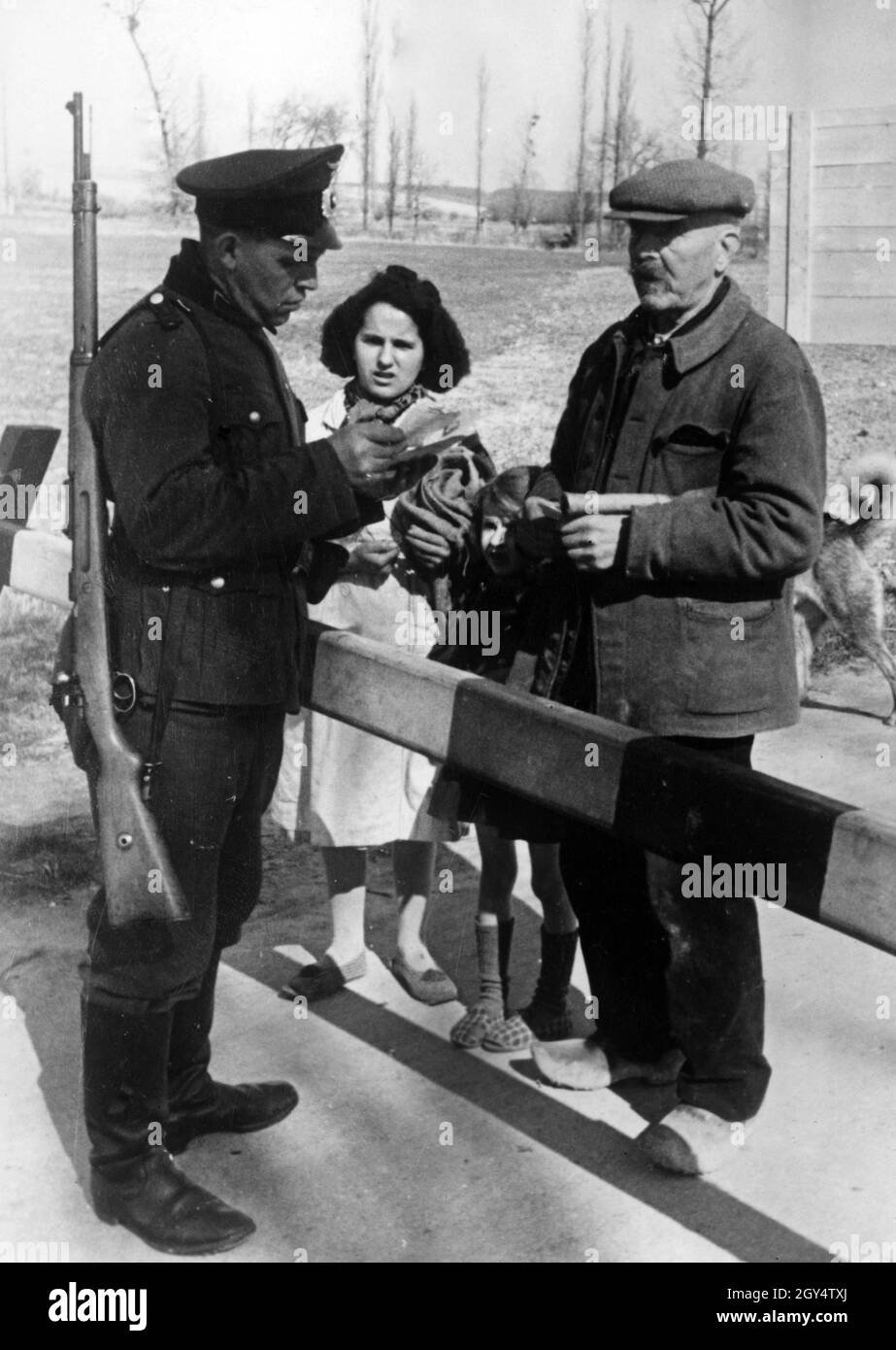 Border guards at the demarcation line between northern and southern France: a soldier checks the identity papers of a family. [automated translation] Stock Photo