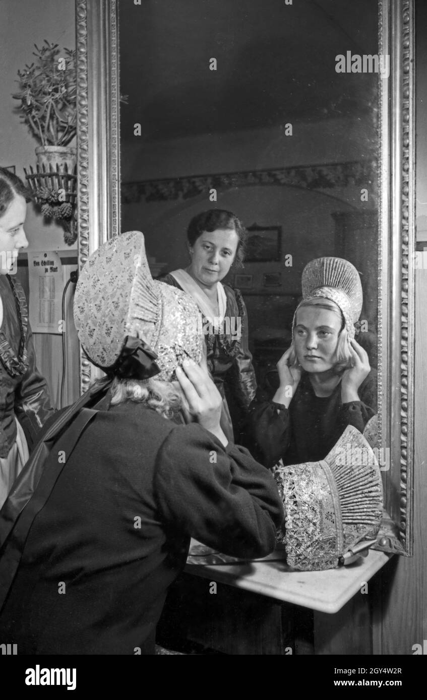 Modenschau für Trachtenmode in der Wachau,Österreich 1930er Jahre. Traditional array fashion show at the Wachau area, Austria 1930s. Stock Photo