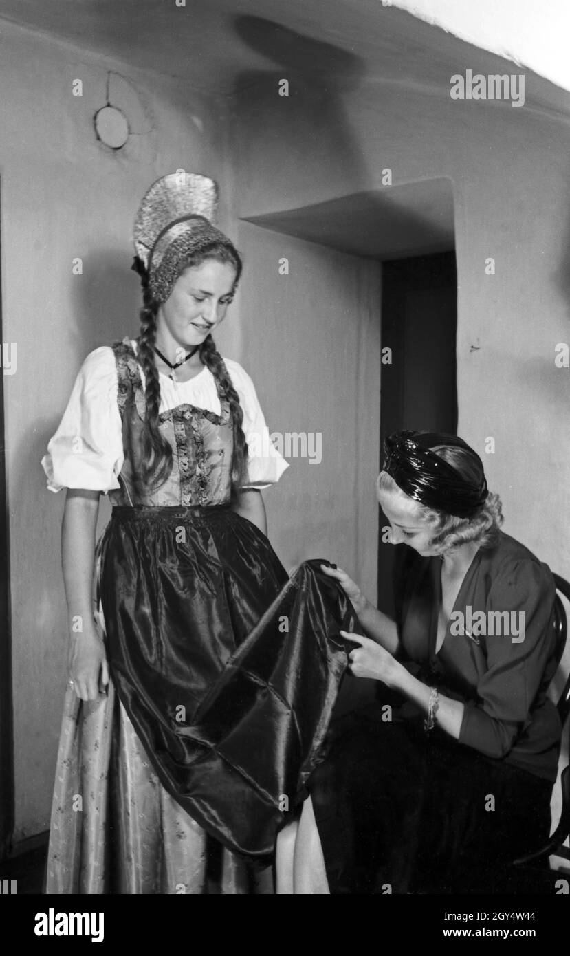 Modenschau für Trachtenmode in der Wachau,Österreich 1930er Jahre. Traditional array fashion show at the Wachau area, Austria 1930s. Stock Photo