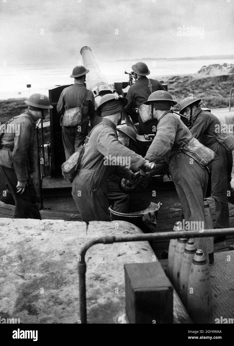 British troops prepare in Britain for a possible German invasion of England as part of Operation Sea Lion: British soldiers during a practice maneuver at an anti-aircraft gun on the Channel coast. [automated translation] Stock Photo