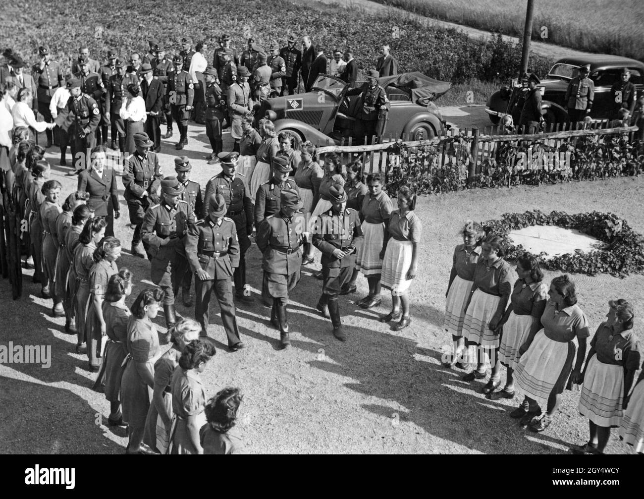 'Arrival of Knight's Cross holders at a ''labor maiden camp'' of the Reich Labor Service. [automated translation]' Stock Photo
