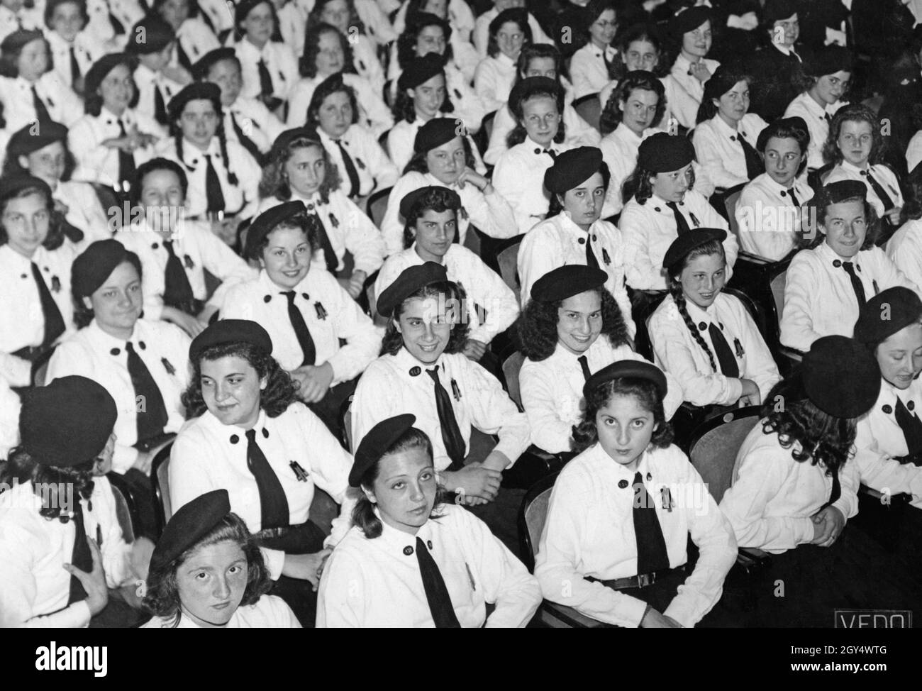 Giovani italiane Black and White Stock Photos \u0026 Images - Alamy, image size:1300x974