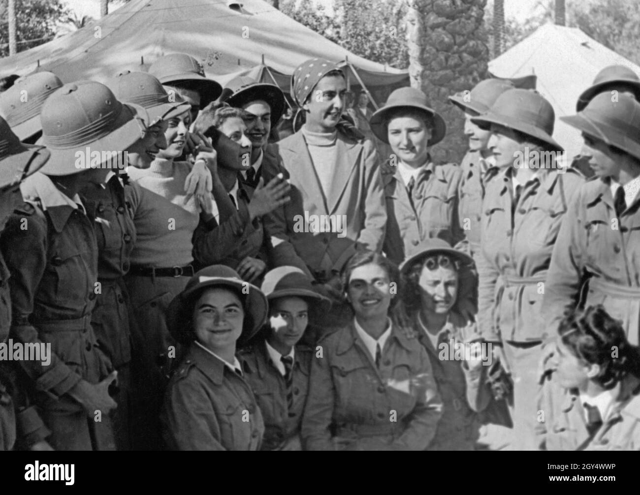 Princess Jolanda Margherita Calvi di Bergolo (née of Savoy), daughter of the King of Italy, is in the midst of a group of Italian Young Fascists (Giovani Fasciste). They are at a tent camp in the Italian colony in Libya and are wearing tropical uniforms. Undated photograph, taken around 1938. [automated translation] Stock Photo