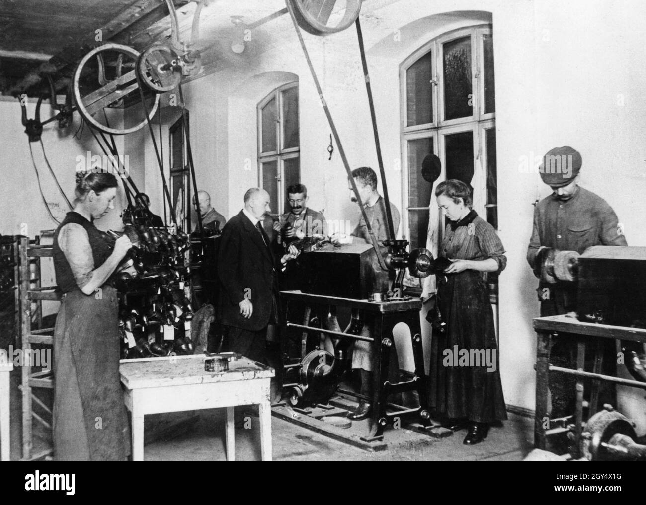 Women shoe factory world war hi-res stock photography and images - Alamy