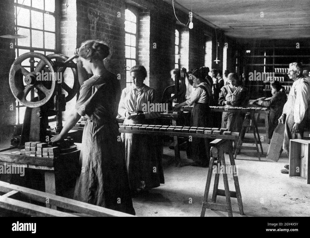 Workers making soap at the soap punch in wartime 1917. [automated translation] Stock Photo