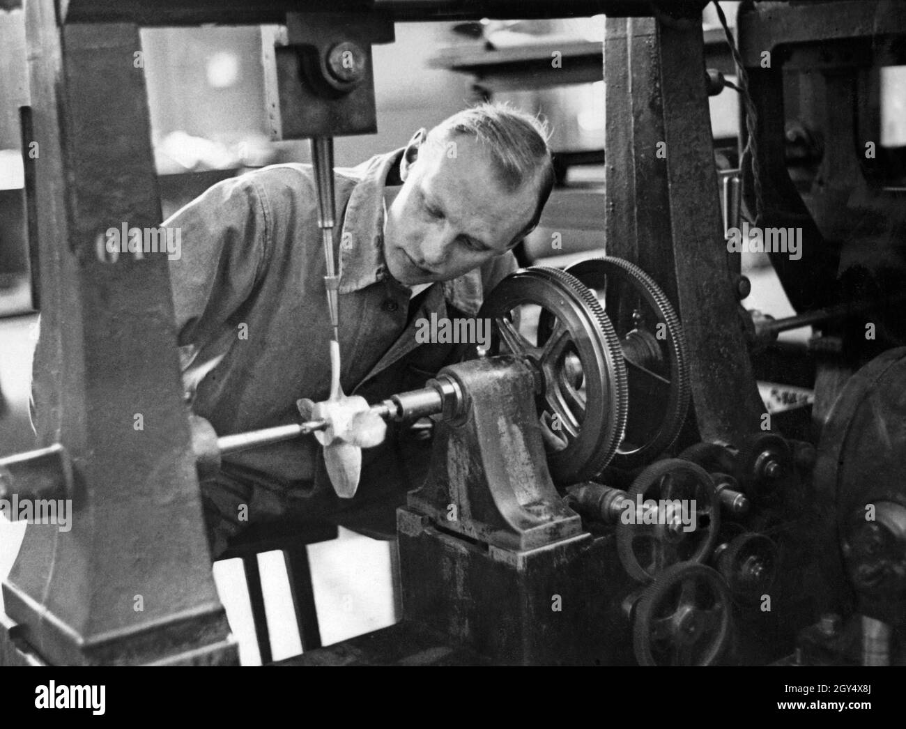 Worker at a lathe machining a ship's propeller. [automated translation