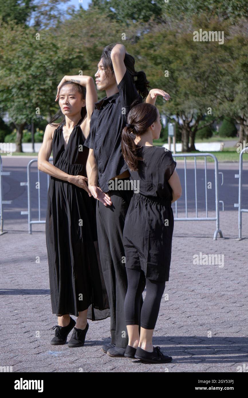 Members of the modern dance company Dance Entropy perform outdoors in Flushing Meadows Corona Park in Queens, New York City. Stock Photo