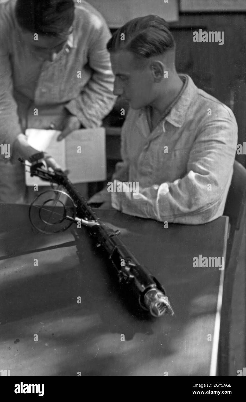 Rekrut der Flieger Ausbildungsstelle Schönwalde mit einem Bordmaschinengewehr, Deutschland 1930er Jahre. Recruits with an aircraft weapon, Germany 1930s. Stock Photo