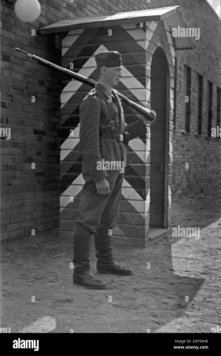 Rekrut der Flieger Ausbildungsstelle Schönwalde beim Wachdienst am Kasernentor, Deutschland 1930er Jahre. Recruit standing on sentinel at the barracks, Germany 1930s. Stock Photo