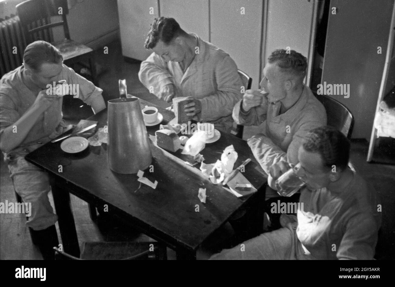 Die Rekruten der Flieger Ausbildungsstelle Schönwalde bei einer Mahlzeit auf der Stube, Deutschland, 1930er Jahre. Recruits eating and drinking coffee, Germany 1930s. Stock Photo