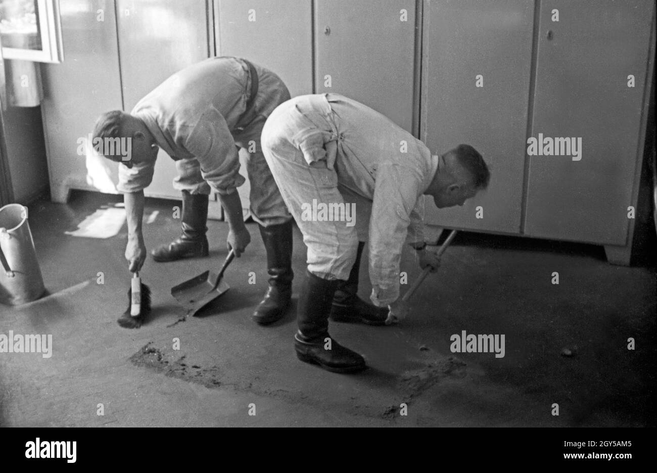 Rekruten der Flieger Ausbildungsstelle Schönwalde beim Stuben und Revier reinigen, Deutschland 1930er Jahre. Recruits cleaning their room, Germany 1930s. Stock Photo