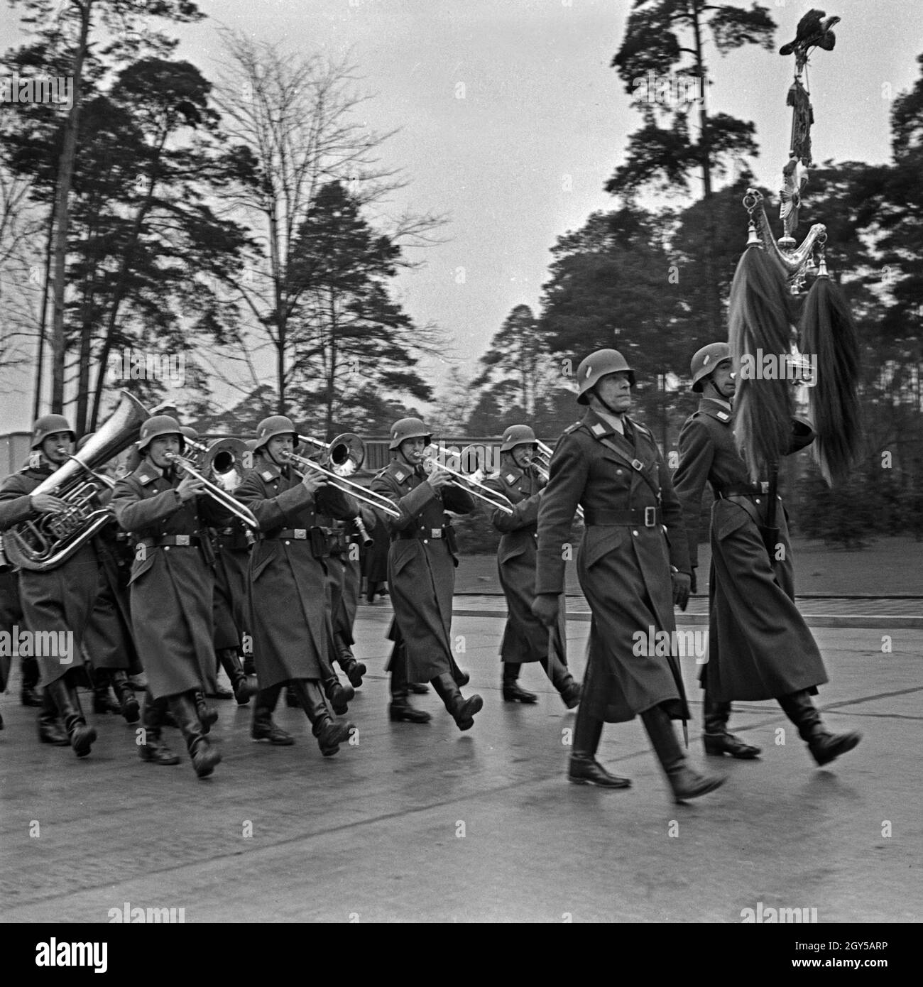 Eine Militärkapelle spielt einen schmissigen Marsch, Deutschland 1930er Jahre. A military band playing a zippy march, Germany 1930s. Stock Photo