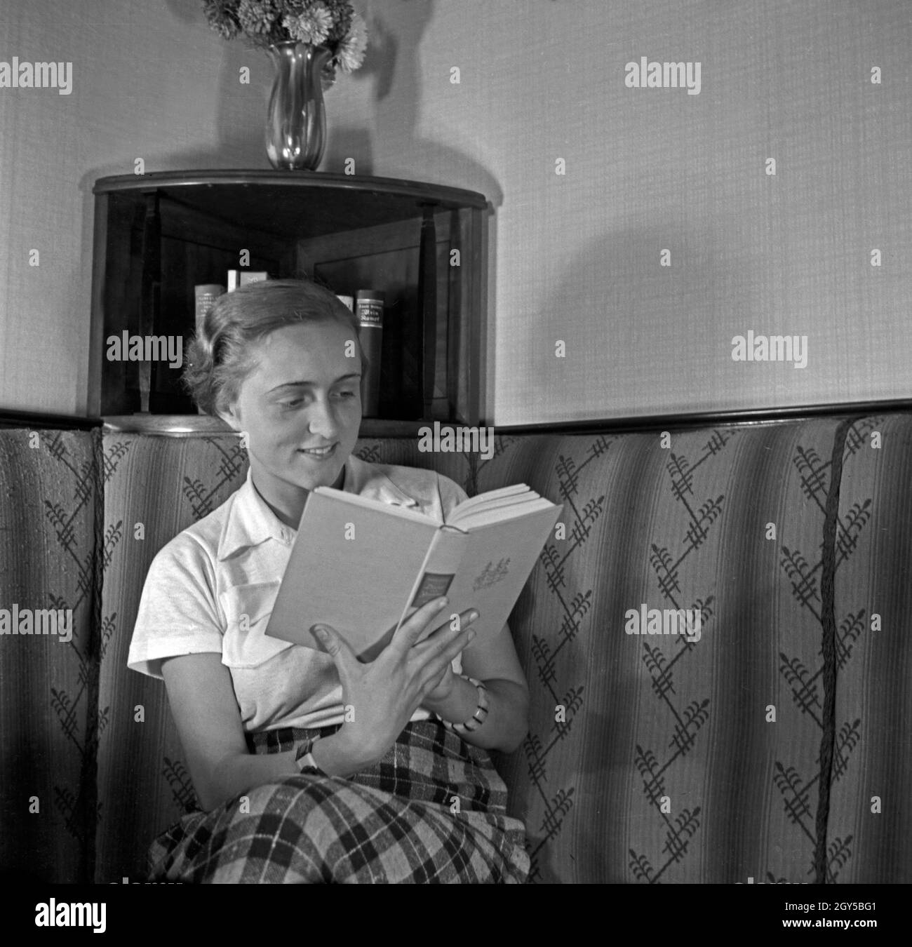 Ein junges Mädchen liest ein Buch, Deutschland 1930er Jahre. A young girl reading a book, Germany 1930s. Stock Photo