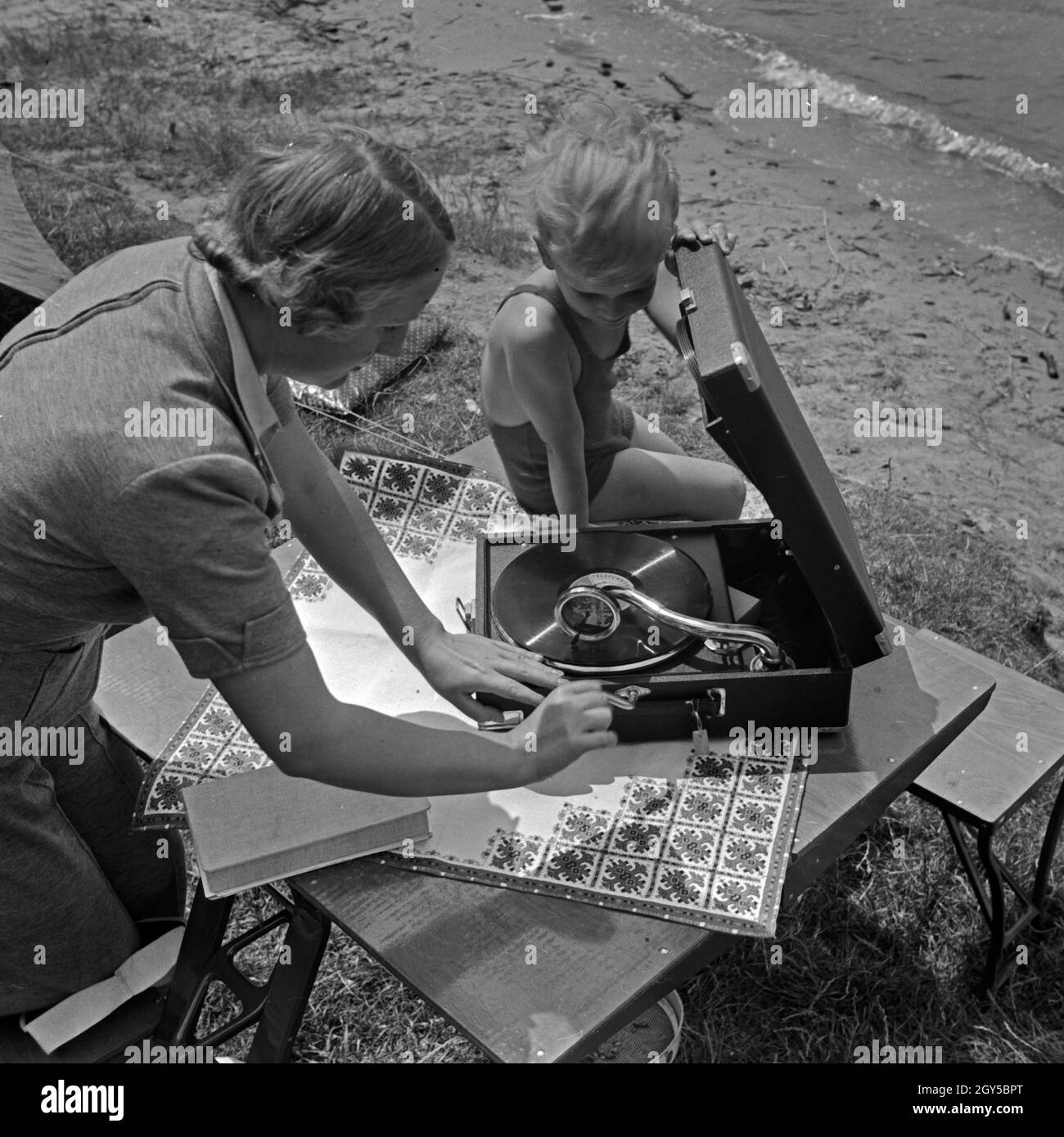 Eine Junge Frau Und Ein Kleiner Junge Legen Eine Schallplatte Auf,  Deutschland 1930Er Jahre. A Young Woman And A Little Boy Putting A Record  On The Record Player, Germany 1930S Stock Photo -