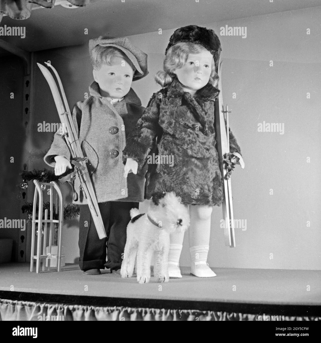 Einige Modelle, hier ien Skiläufer-Paar, der berühmten Käthe Kruse Puppen aus Bad Kösen, Deutschland 1930er Jahre. Some samples of the famous Kaethe Kruse dolls from Bad Koesen, Germany 1930s. Stock Photo
