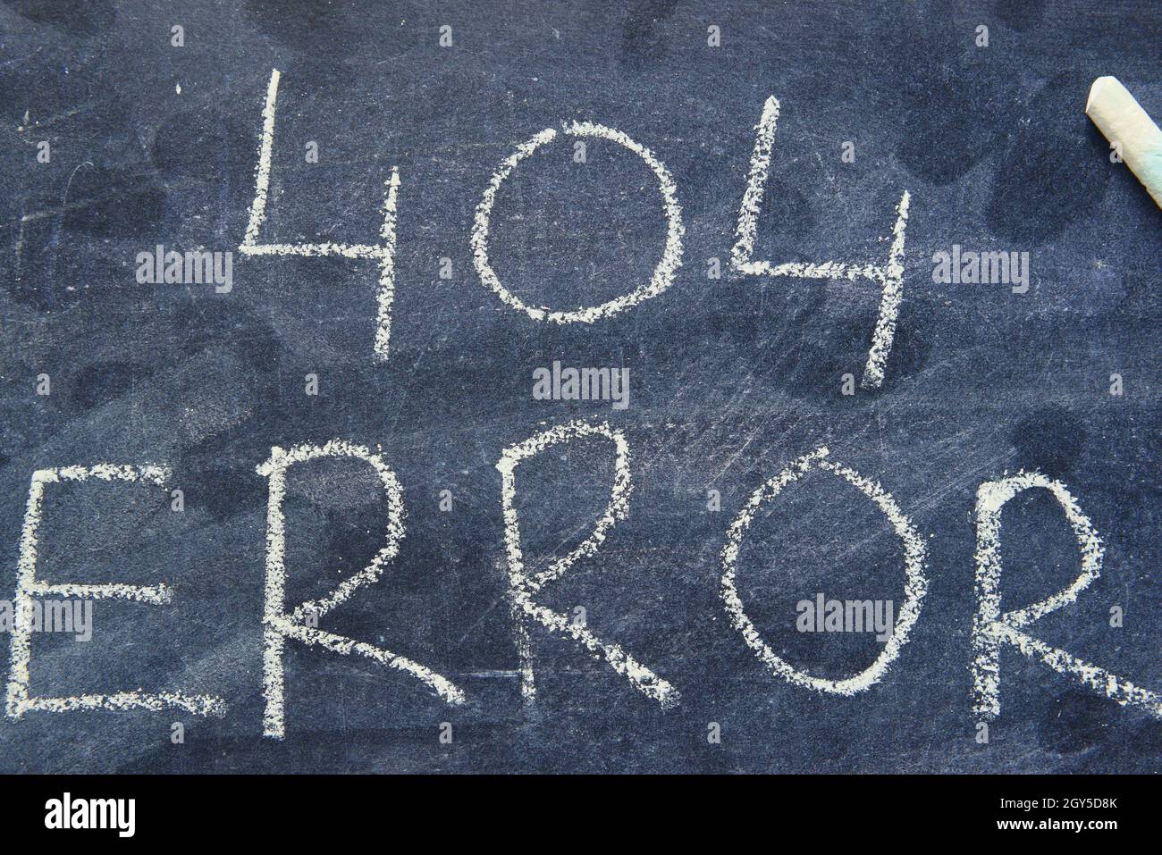 404 error word on a chopping board on table Stock Photo