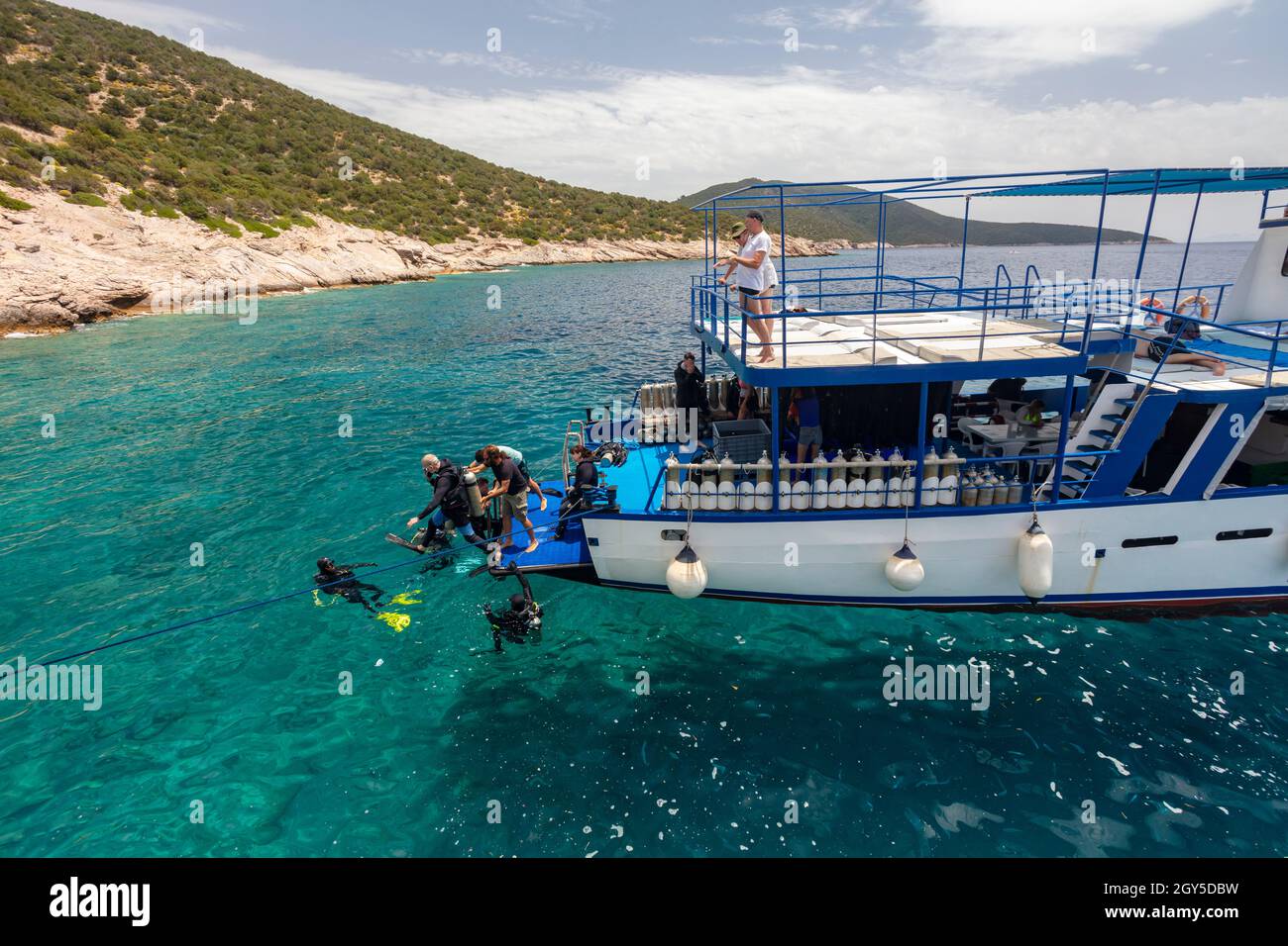 Scuba divers jumping into the water on a dive boat. Bodrum, Turkey Stock Photo Alamy