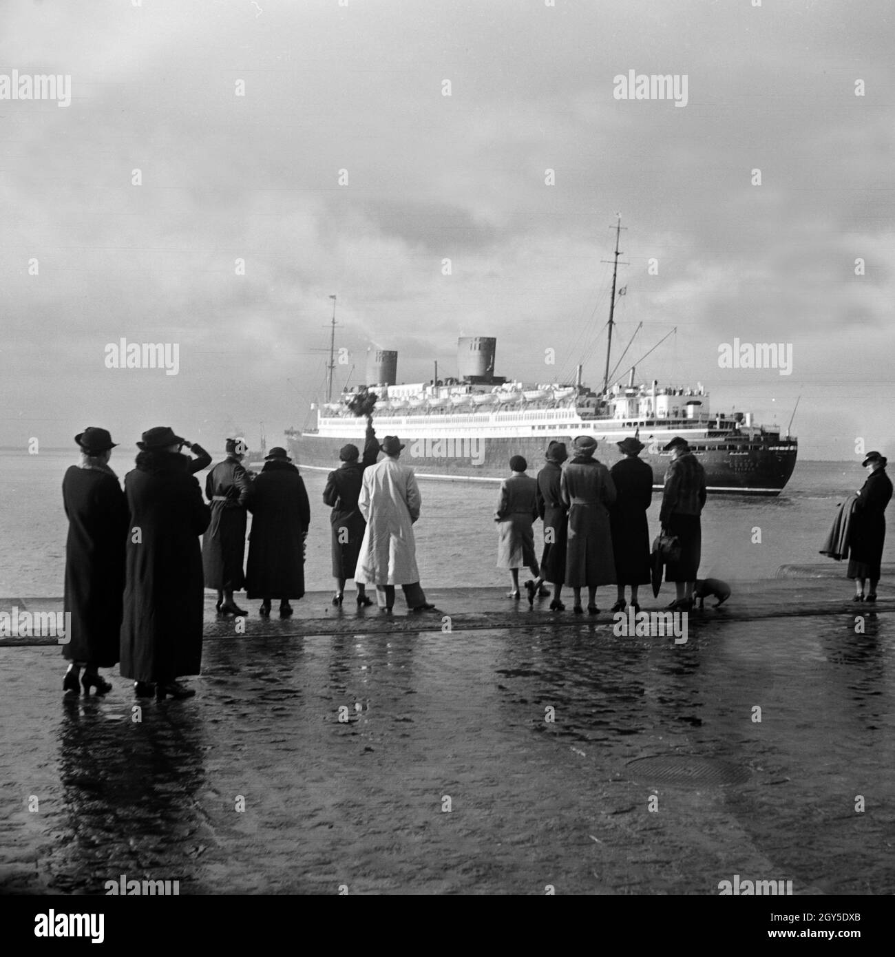 FOTO KRIEGSMARINE PASSAGIERSCHIFF im Hafen Hamburg Mai 1945 M1.82 EUR 34,90 - DE