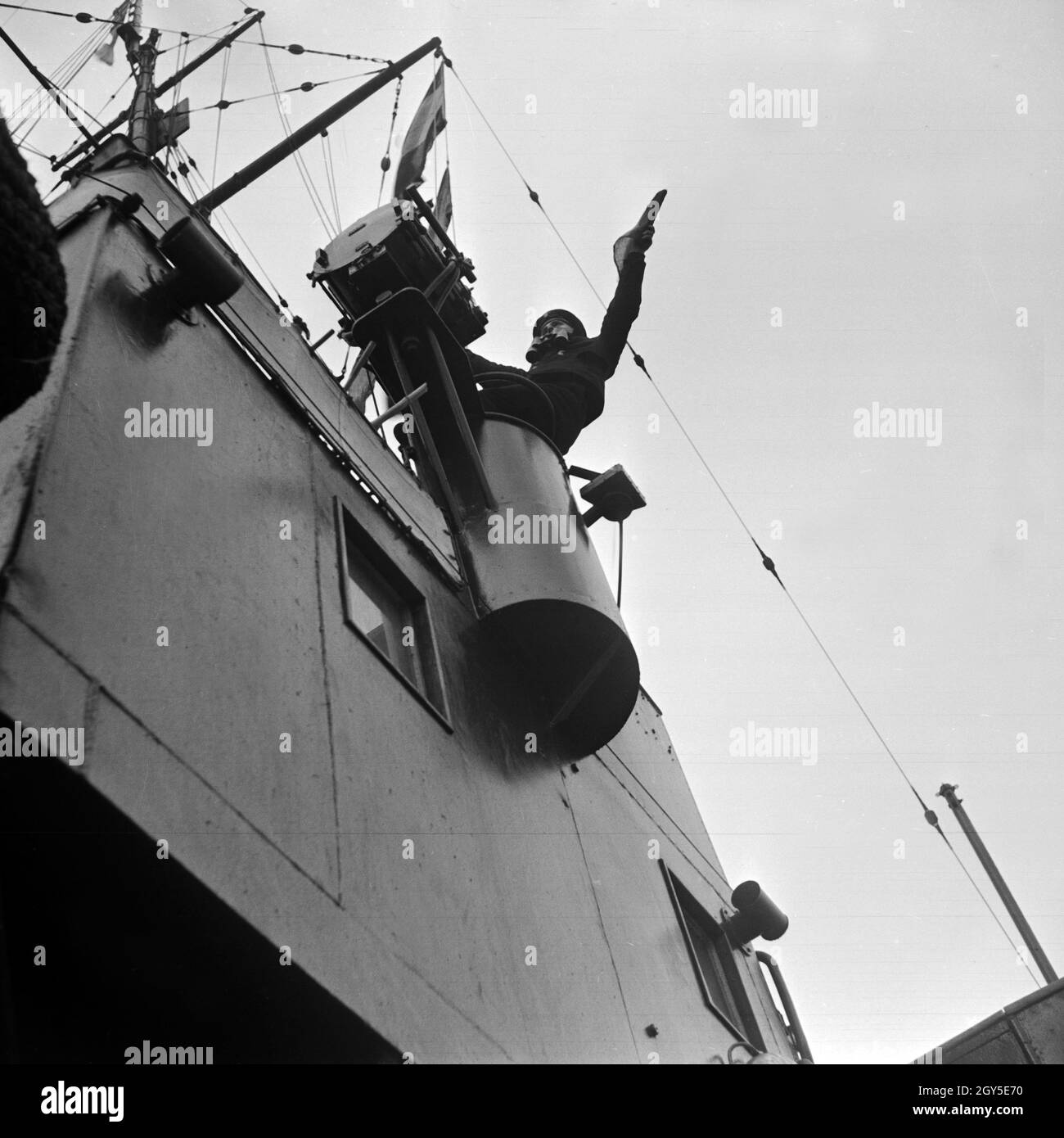 Marinerekrut der 2. Minensuchflottille im Ausguck am Suchscheinwerfer, Deutschland 1930er Jahre. Navy recruit of the 2nd minesweeper flotilla exercising at the lookout at the searchlight , Germany 1930s. Stock Photo