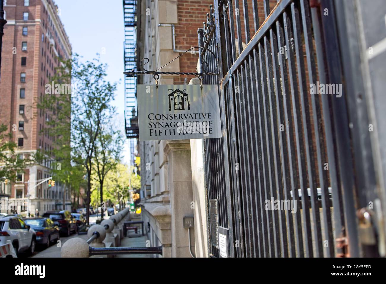 New York, NY, USA - Oct 6, 2021: Sign stating 'Conservative Synagogue of Fifth Avenue' Stock Photo