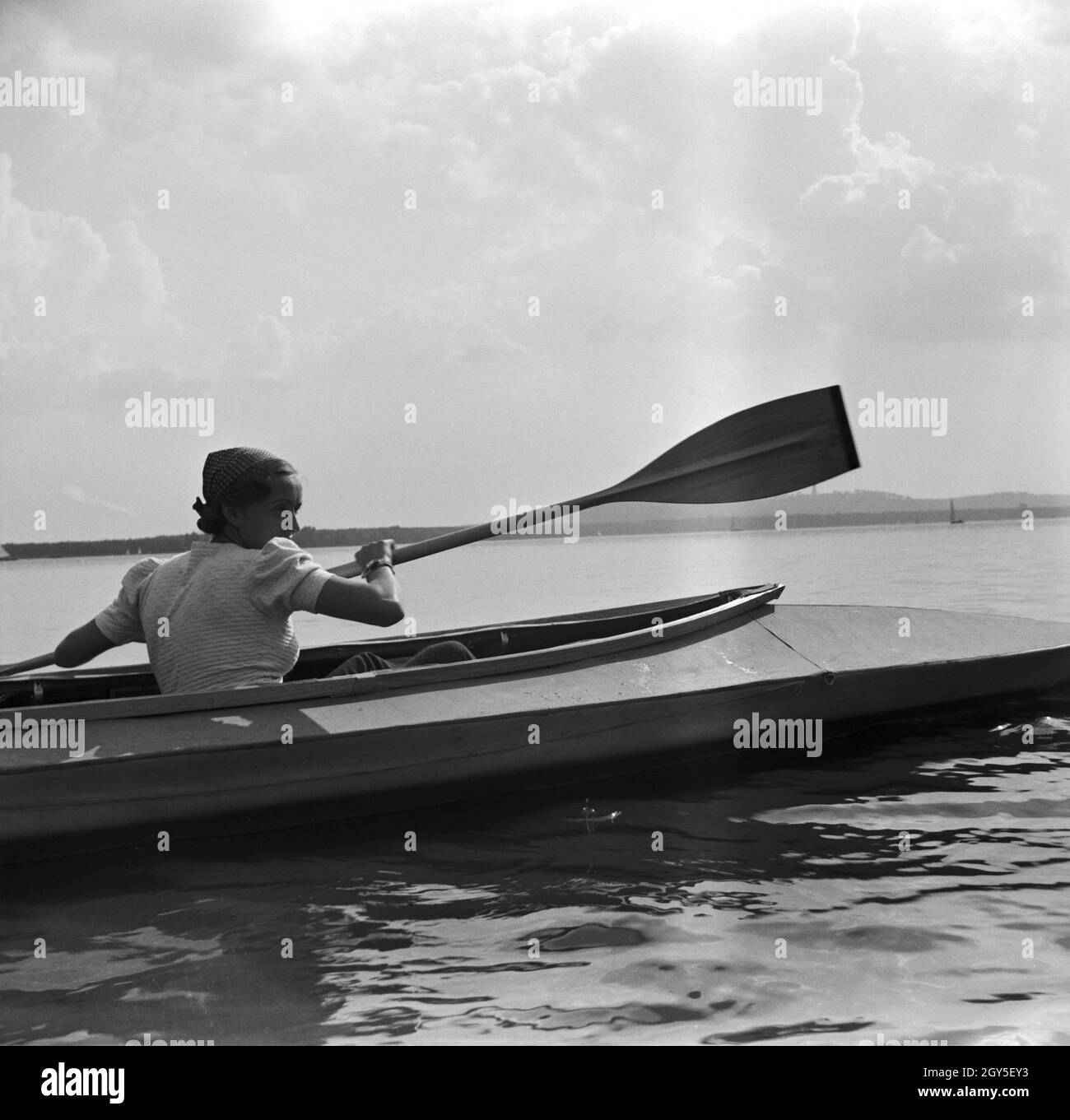 Ein Ausflug mit dem Klepper-Boot, Deutsches Reich 1930er Jahre. An excursion with a foldboat, Germany 1930s. Stock Photo