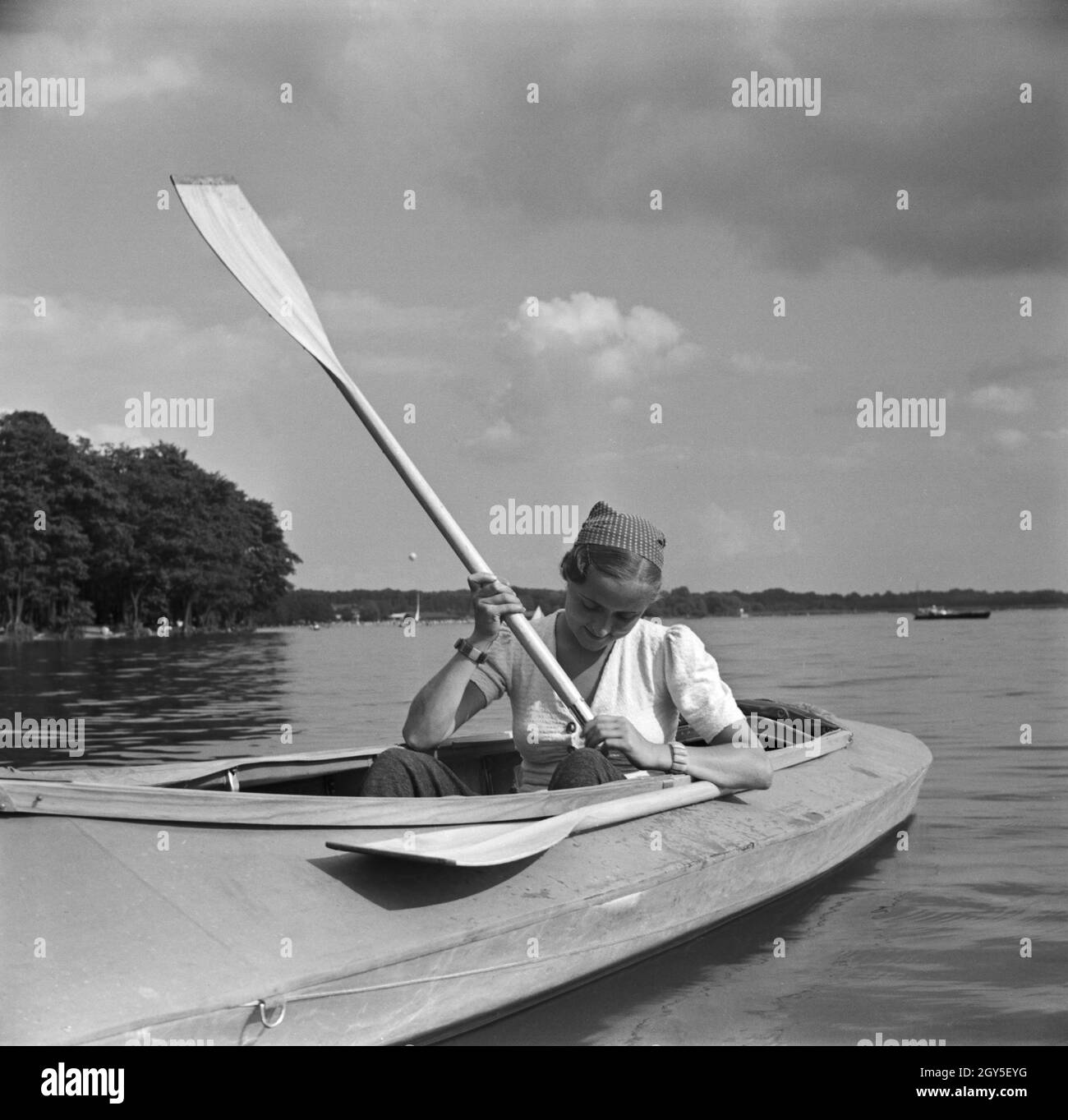 Ein Ausflug mit dem Klepper-Boot, Deutsches Reich 1930er Jahre. An excursion with a foldboat, Germany 1930s. Stock Photo