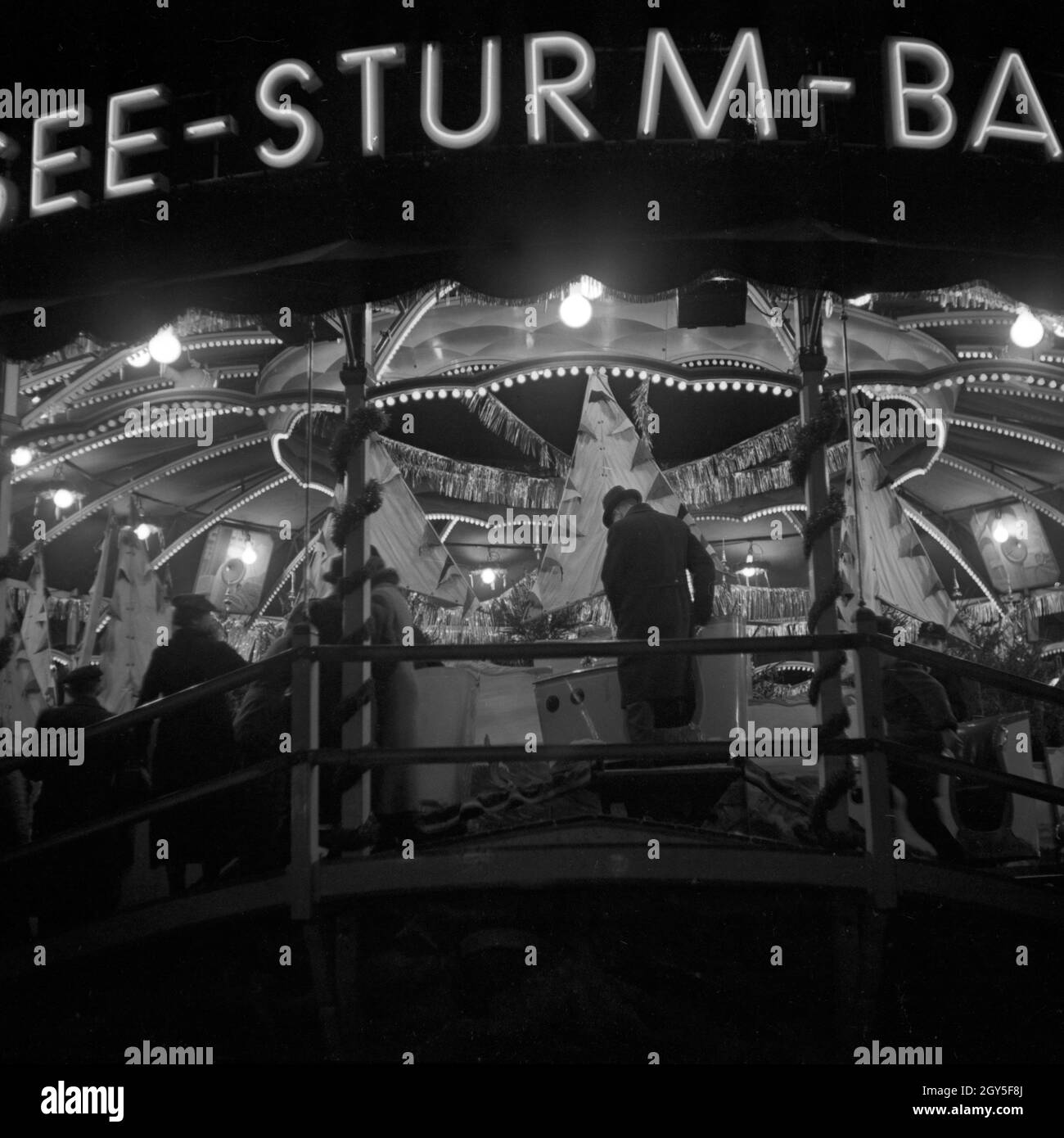 Die See Sturm Bahn, ein Fahrgeschäft auf dem Weihnachtsmarkt, Deutschland 1930er Jahre. The sea storm ride, a fairground attraction at the Berlin christmas market, Germany 1930s. Stock Photo