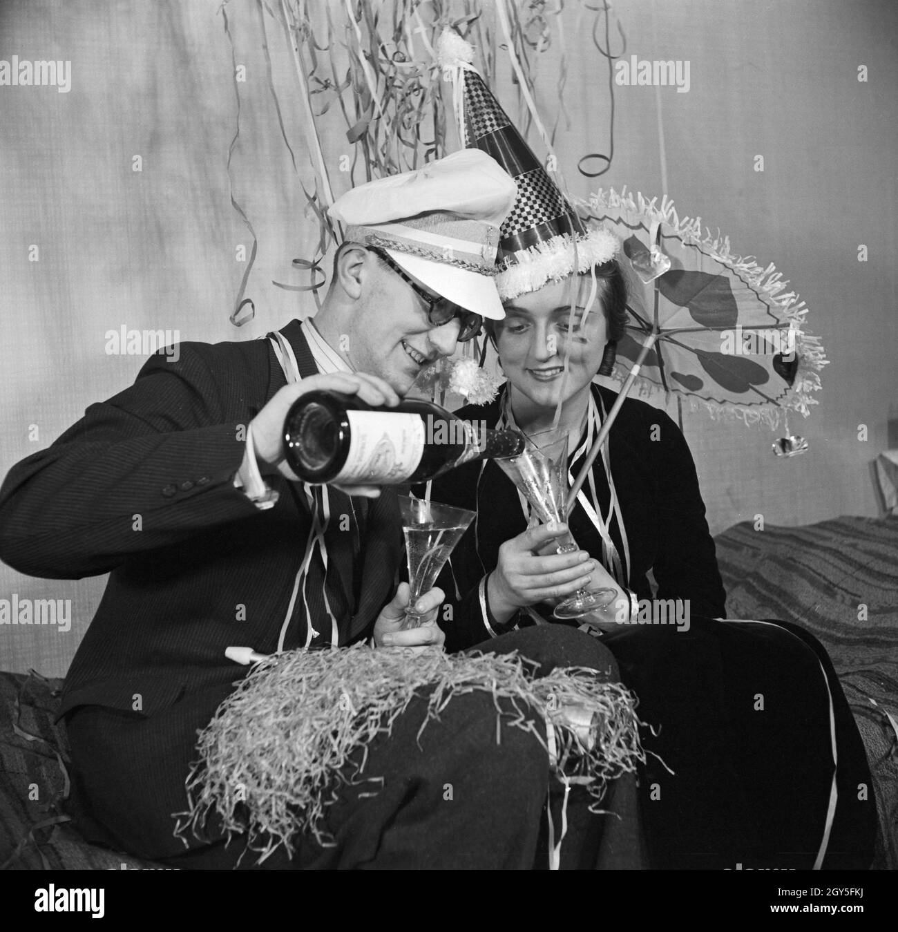 Gäste einer Silvesterparty, Deutsches Reich 1930er Jahre. Guests of a New Year's Eve party, Germany 1930s. Stock Photo