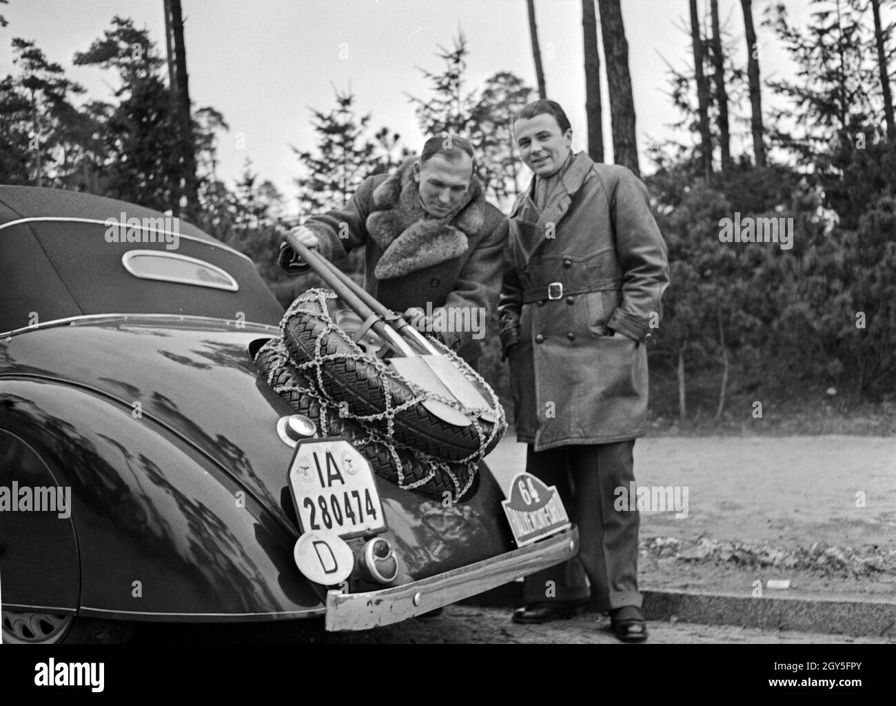 Das deutsche Team für die Rallye Monte Carlo mit seinem Ford, Deutschland 1930er Jahre. German team for the rallye Monte Carlo with its Ford convertible, Germany 1930s. Stock Photo