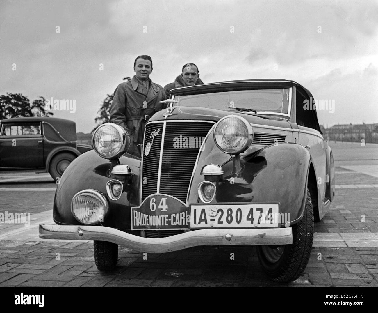 Das deutsche Team für die Rallye Monte Carlo mit seinem Ford Eifel, Deutschland 1930er Jahre. German team for the rallye Monte Carlo with its Ford convertible, Germany 1930s. Stock Photo
