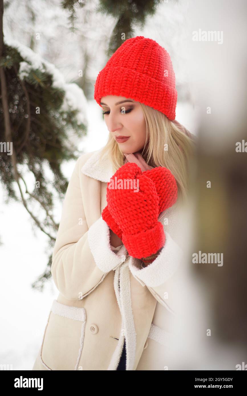 Young beautiful girl outdoors in the winter city Stock Photo - Alamy