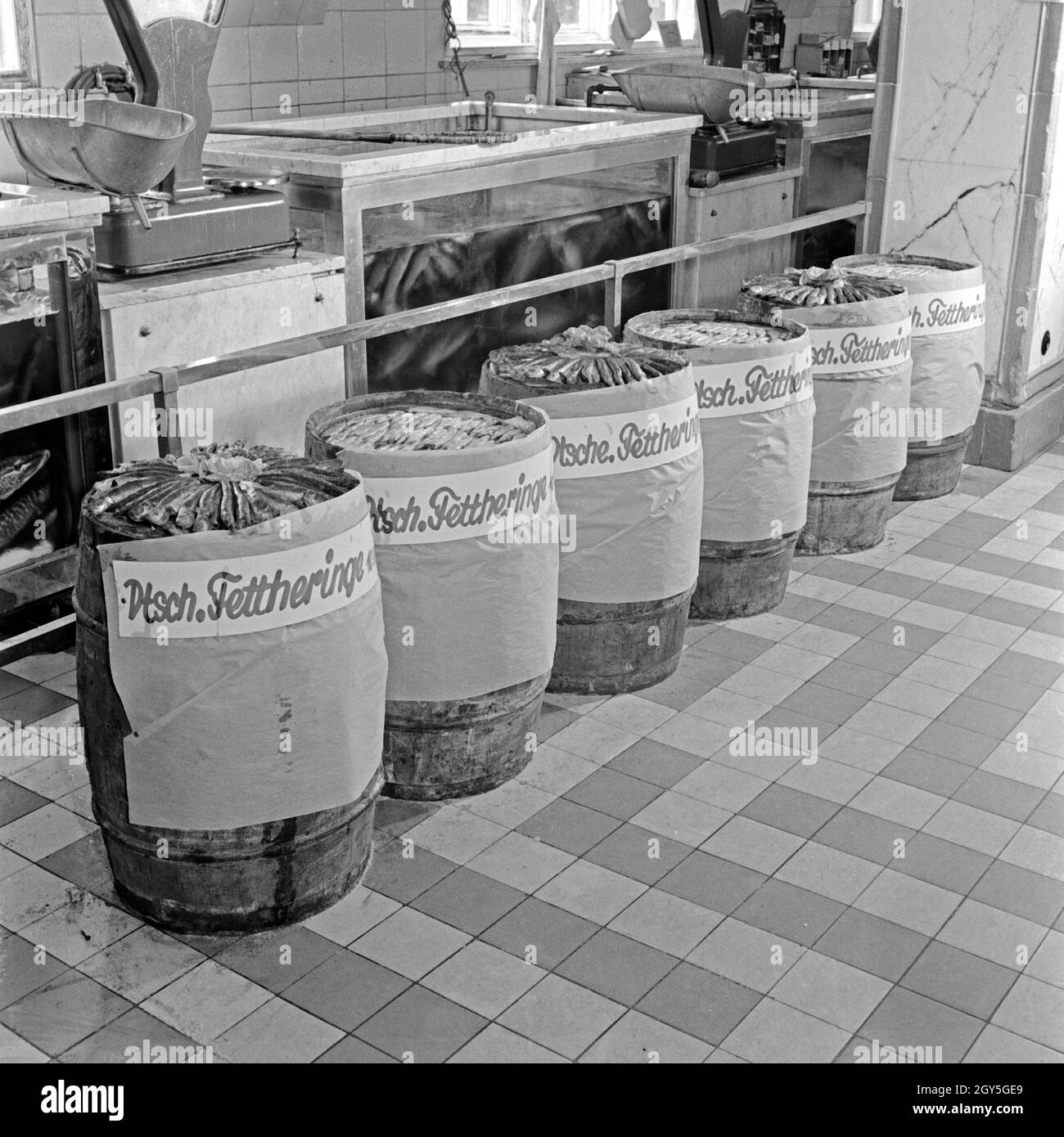 Die Fischabteilung in einem großen Lebensmittelgeschäft bietet deutsche Fettheringe an, Deutschland 1930er Jahre. The fish department at a grocery offering German fat herrings, Germany 1930s. Stock Photo