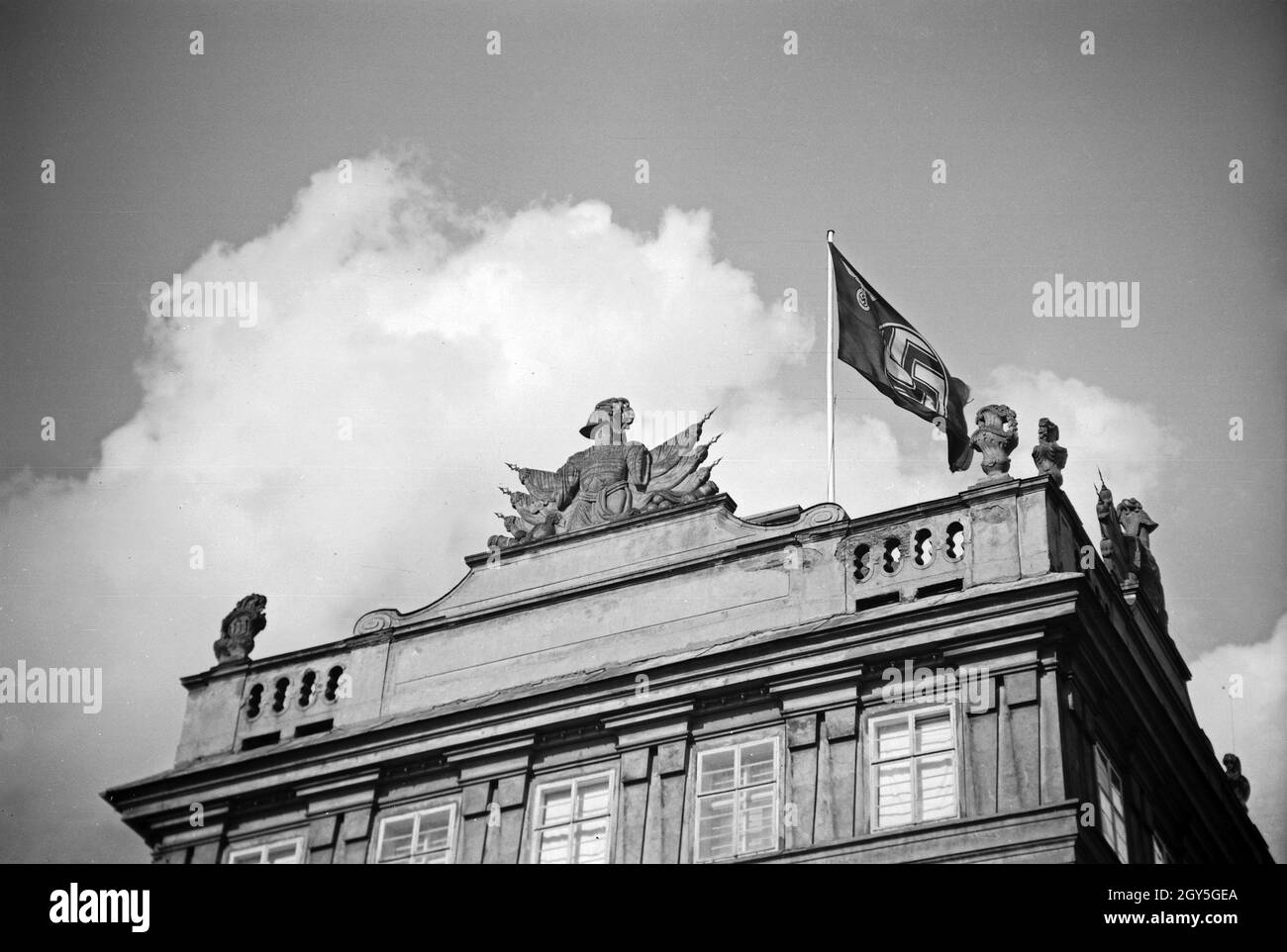 Originalbildunterschrift: Die Reichsdienstflagge auf der Prager Burg, Prag 1930er Jahre. Stock Photo