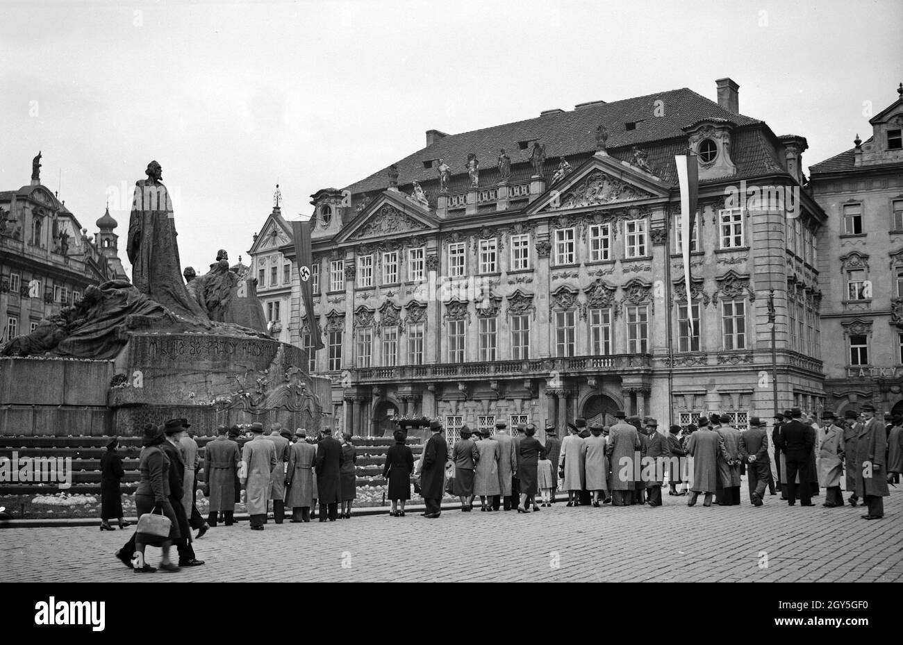 Originalbildunterschrift: Seit der Besatzung genießt das Husdenkmal von den Tschechen besondere Ehrung. Das Husdenkmal am Altstädter Ring, Prag, 1930er Jahre. Stock Photo