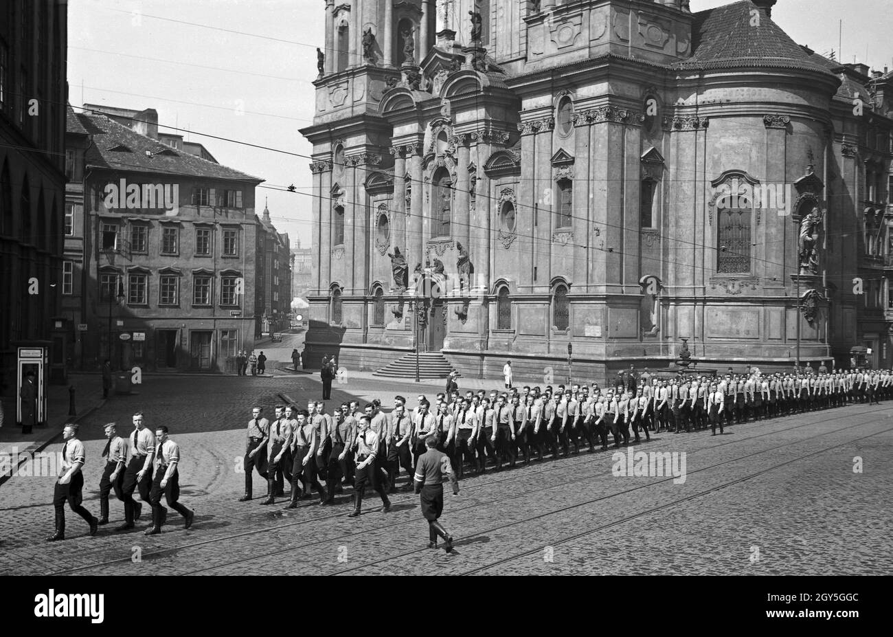 Originalbildunterschrift: Heimkehr deutscher Studenten von einem Sonntagsmarsch. Ankunft am Altstädter Ring in rag, im Hintergrund die russische Kirche, 1930er Jahre. Stock Photo