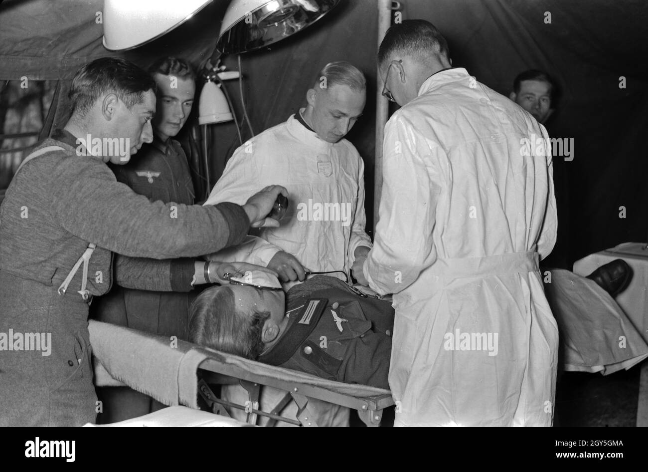 Ein Zug von Sanitätssoldaten mit ihrem mobil nutzbaren Operationssaal, Deutschland 1930er Jahre. A unit of medical corps soldiers with their mobile emergency room, Germany 1930s. Stock Photo