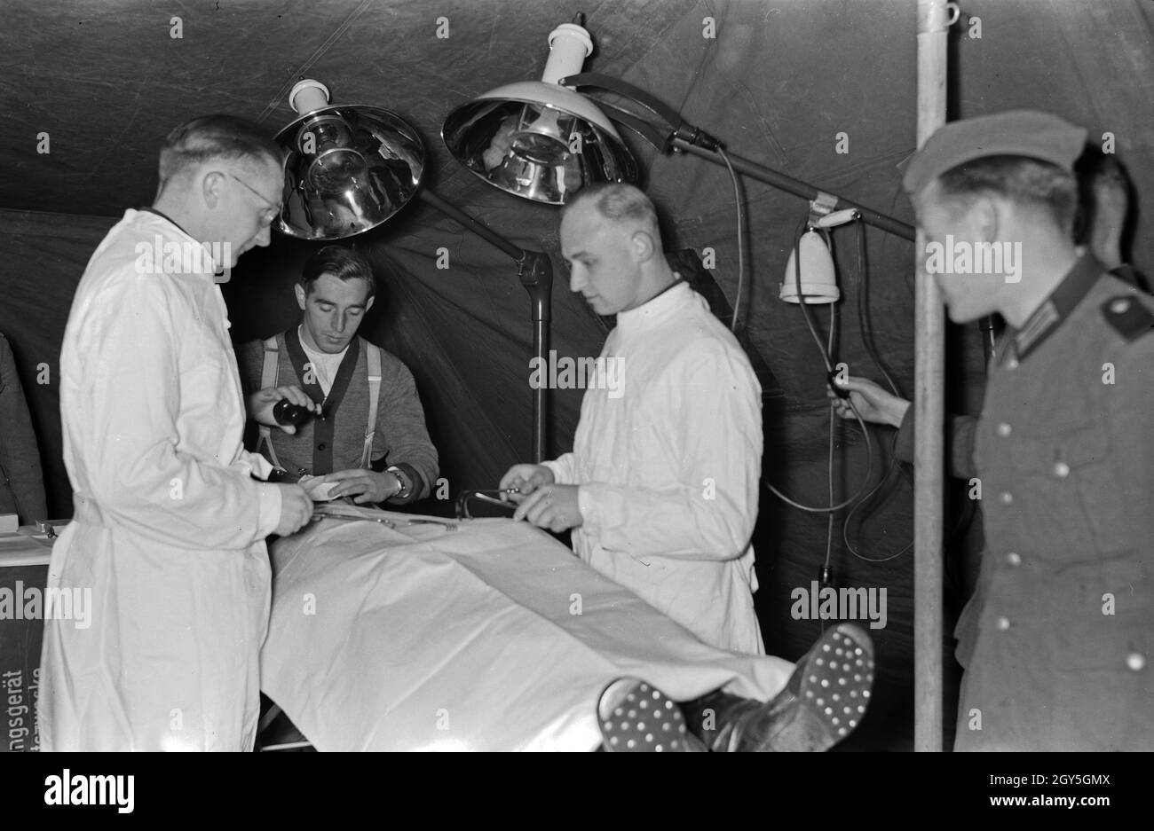 Ein Zug von Sanitätssoldaten mit ihrem mobil nutzbaren Operationssaal, Deutschland 1930er Jahre. A unit of medical corps soldiers with their mobile emergency room, Germany 1930s. Stock Photo