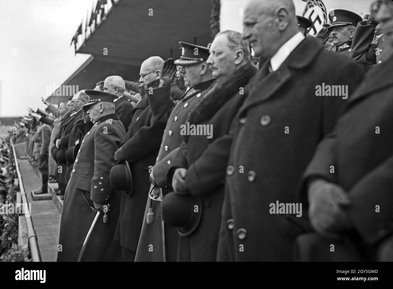 Originalbildunterschrift: Prag, 20. April im Sokol Stadion. Während des Deutschlandlieds, General Sirory mit vier Herren vom Armeestab. Stock Photo