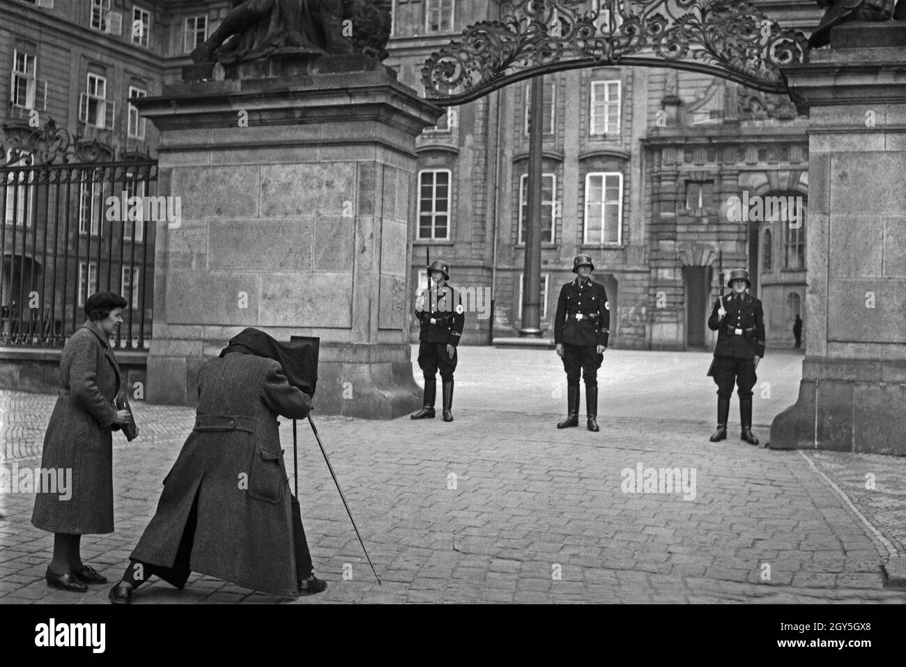 Ein Fotograf hält die SS Wache am Eingang der Prager Burg auf Platte fest, Prag 1930er Jahre. A photographer taking a photo of the SS guards at the entrance of Prague castle, 1930s. Stock Photo