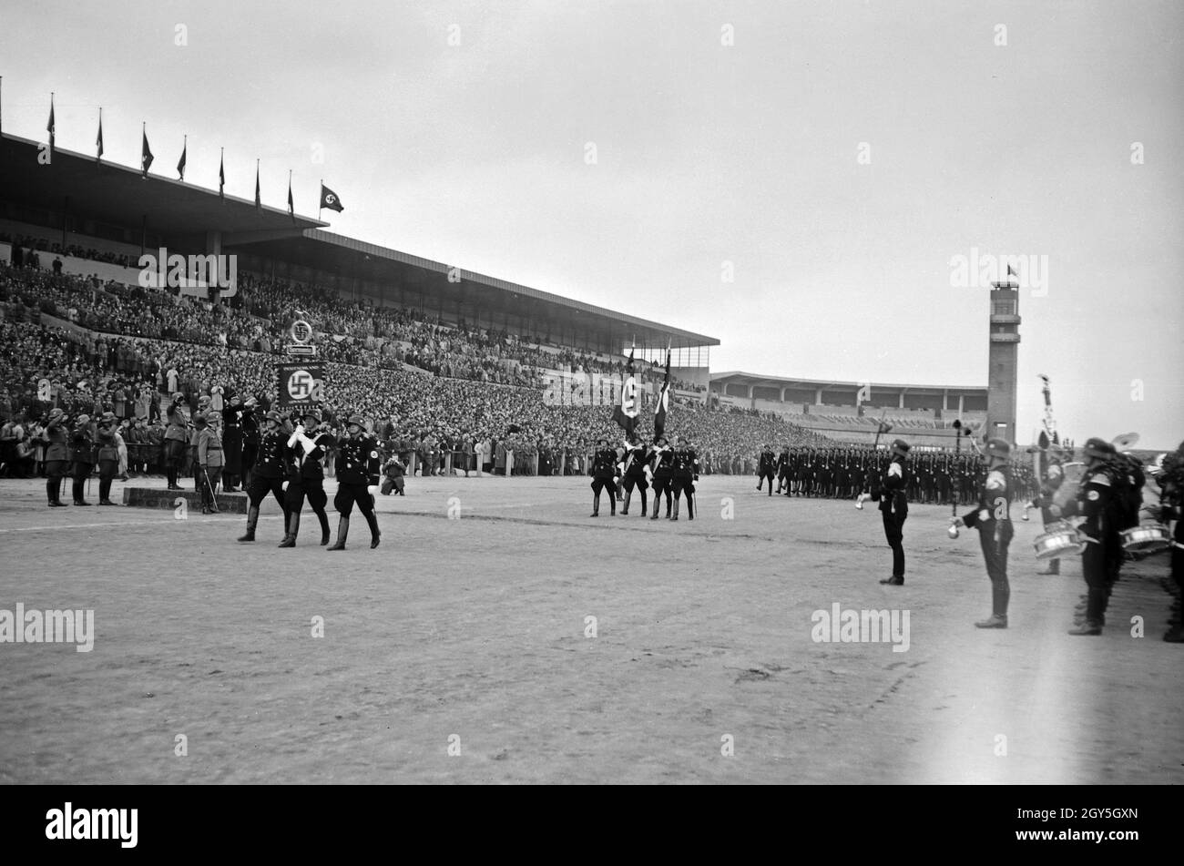 Militärparade im Sokol Stadion in Prag, anlässlich der Geburtstagsfeier von Adolf Hitler, 1930er Jahre. Stock Photo