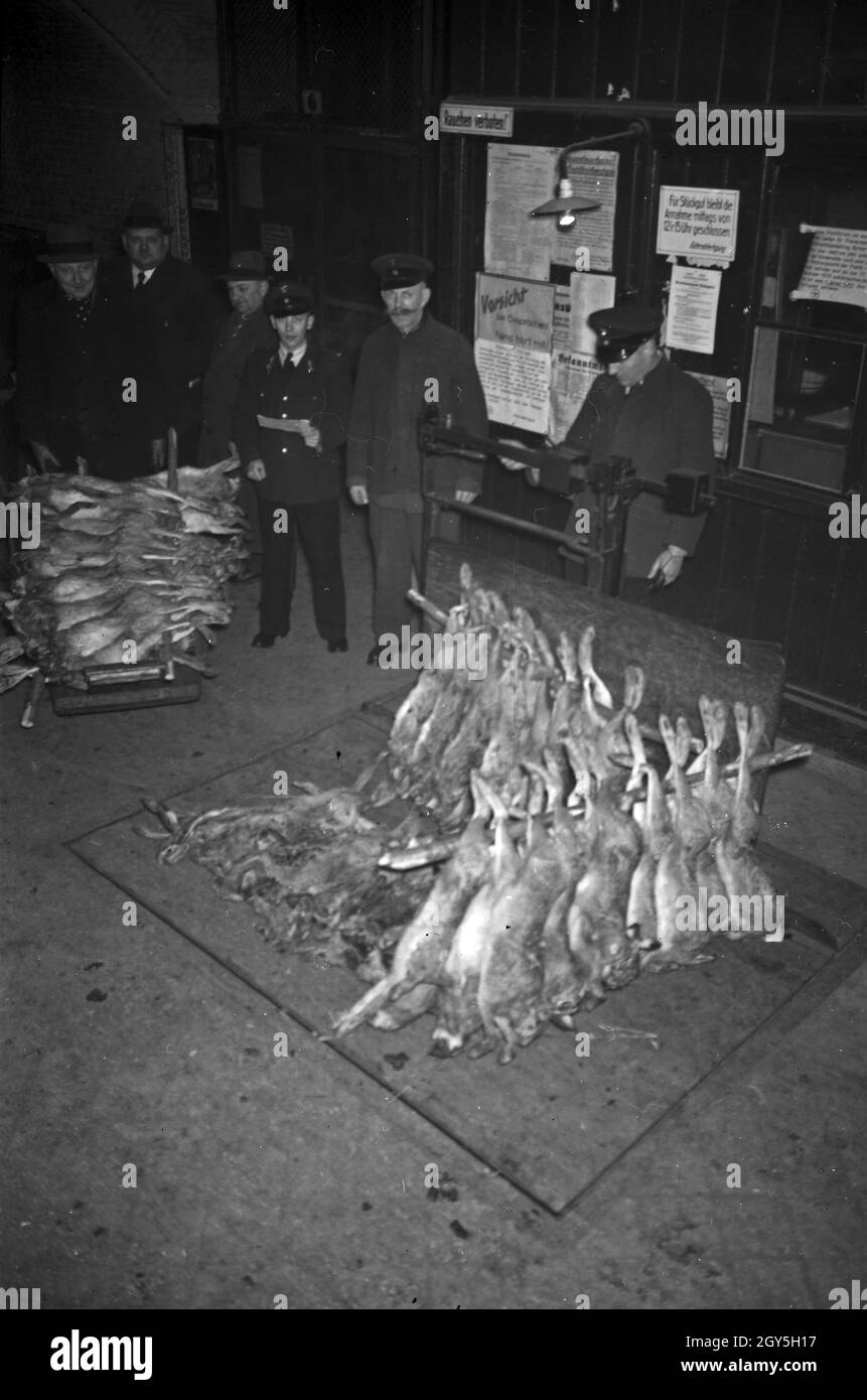 Unterwegs in Karlsbad: Menschen tätigen ihre Einkäufe auf dem Markt, 1930er Jahre. People shopping at the market in Karlsbad, 1930s. Stock Photo