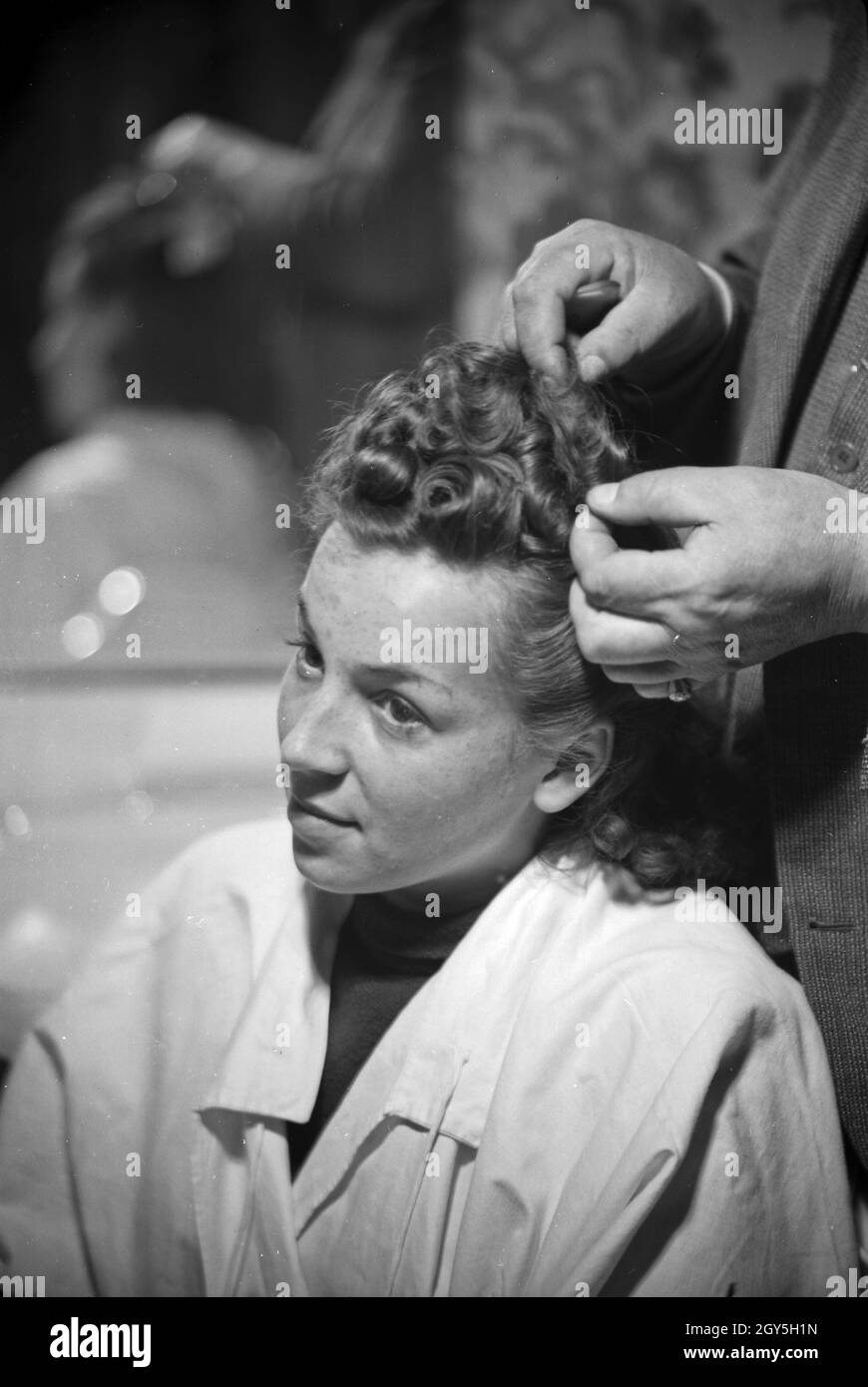 Besuch bei einem Friseur in Karlsbad, 1930er Jahre. A visit at the hairdresser at Karlsbad, 1930s. Stock Photo