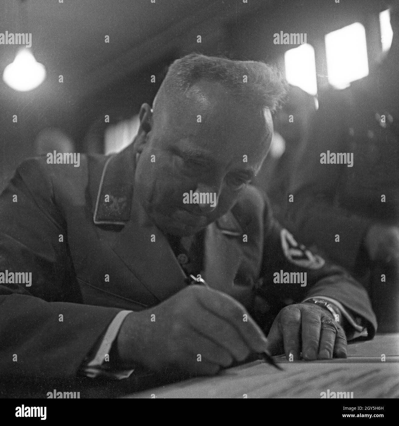 Reichsleiter Robert Ley leistet eine Unterschrift, Deutschland 1930er Jahre. Reichsleiter Robert ley signing a document, GErmany 1930s. Stock Photo