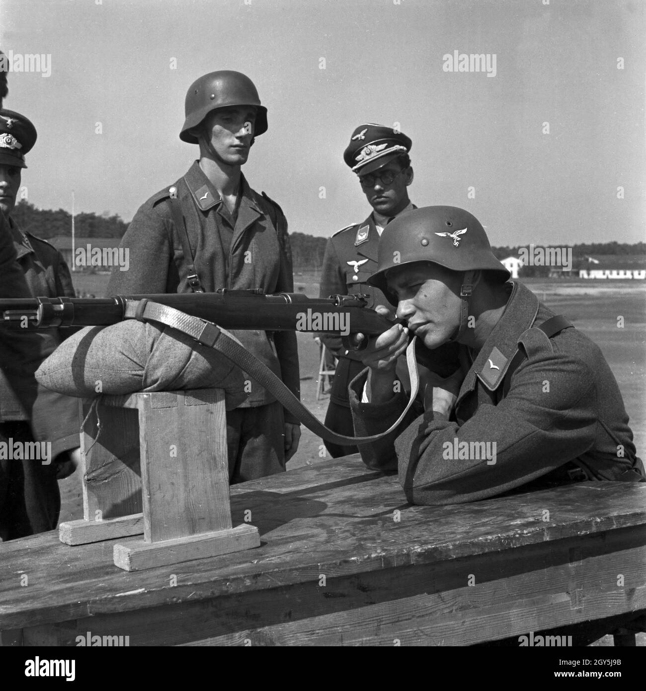 Original-Bildunterschrift: Unterricht im Schießen auf dem Exerzierplatz, Deutschland 1940er Jahre. Lessons in shooting at the drill gound, Germany 1940s. Stock Photo