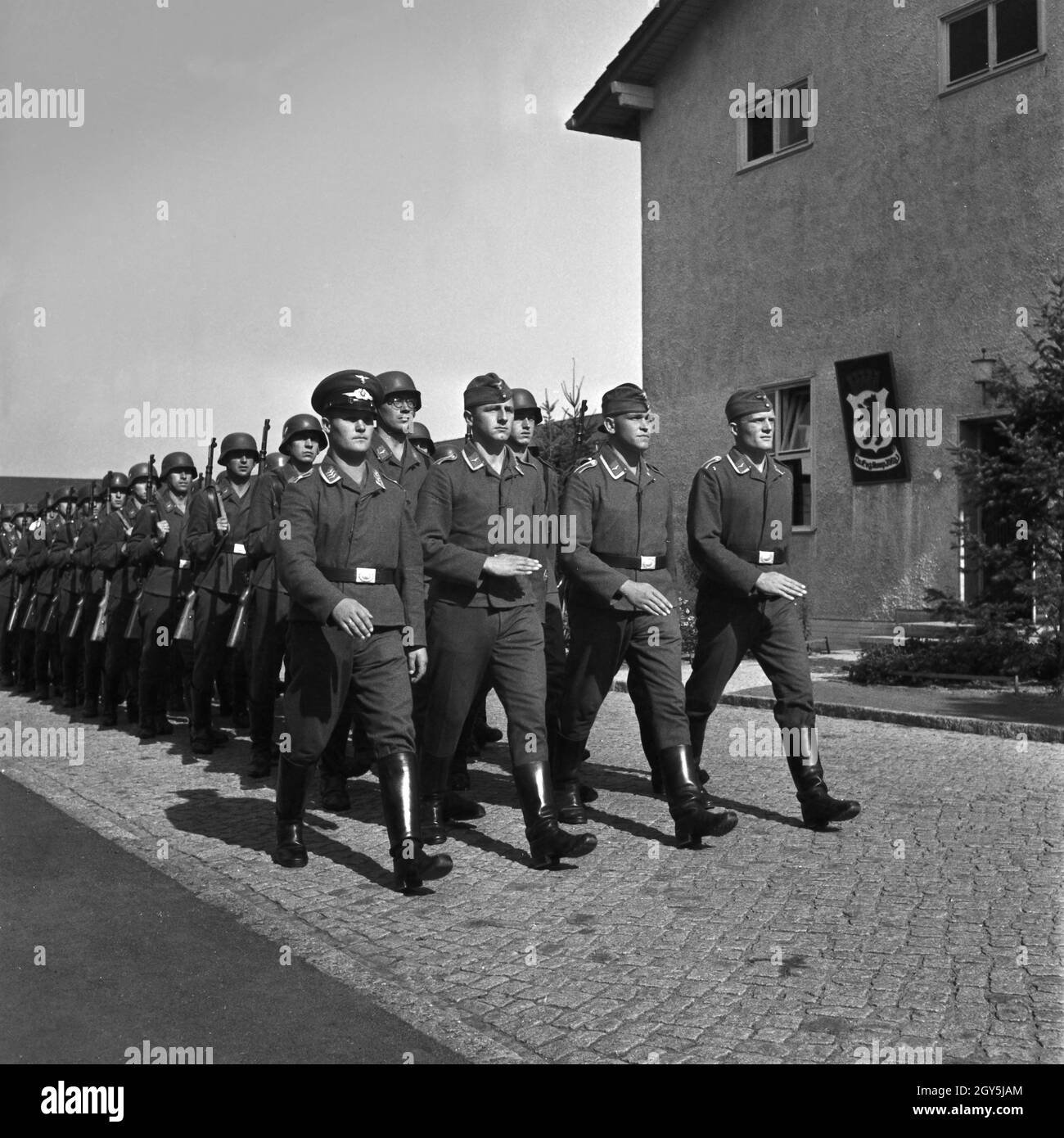 Original-Bildunterschrift: Ausmarsch zum Exerzierplatz, Deutschland 1940er Jahre. Marching to the drill ground, Germany 1940s. Stock Photo